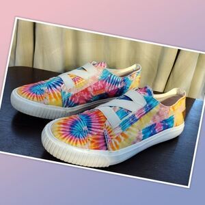 Blowfish Malibu's Marlo, tie-dye sneaker features a canvas upper with elastic on